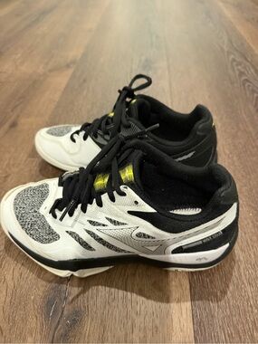 Boy’s Black & White tennis shoes